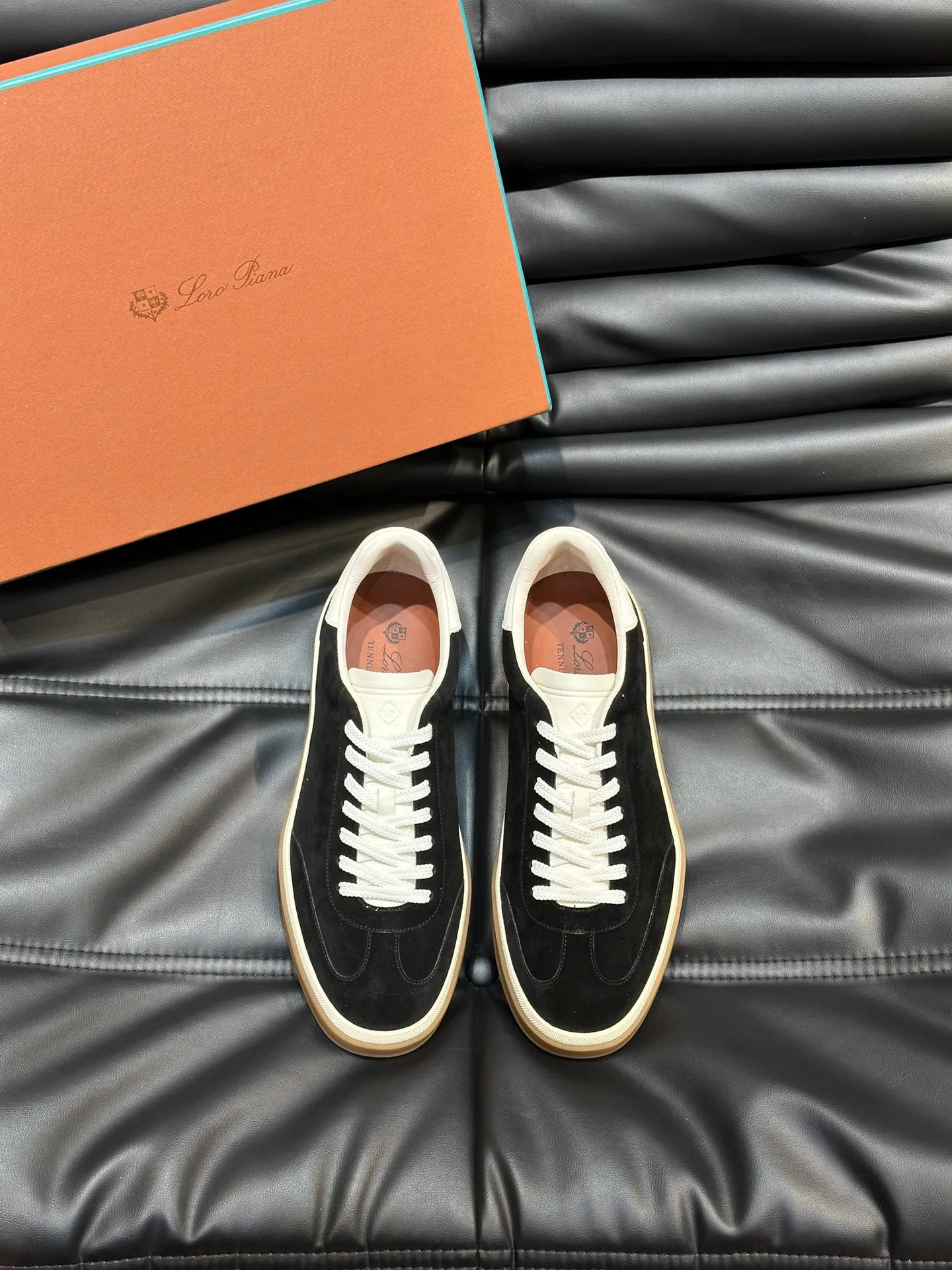 p420 Men's Shoes New 🆕Lp Old Money Style Men's Low-top Casual Tennis Shoes Loro Piana's high-end series has launched sports shoe styles made of soft cowhide. The breathable properties and flexible texture of natural materials make the sneakers both functional and comfortable. The high-quality metal-free tanning and tumble process highlights the natural texture of the leather, while the camel-colored sole and white rubber trim create a double-layer sole effect, making it an everyday shoe that can easily create a lazy and casual style! Size: 39-44 (45, 46 customized